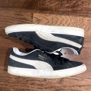 Black and white puma suede.class act of a shoe can’t go wrong w a pair of these